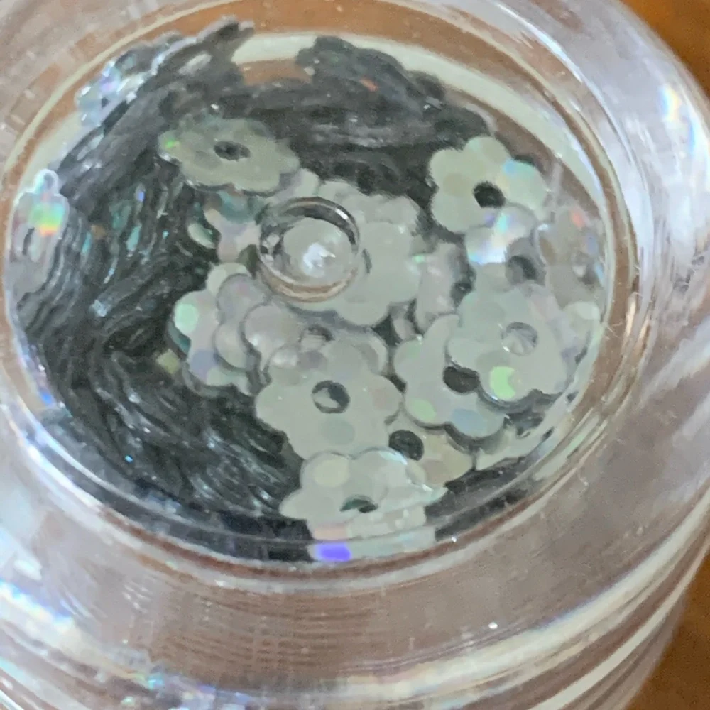 Nail Art Silver Flower Sparkles - Picture 3 of 3